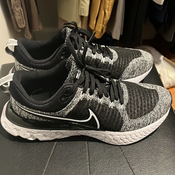 Nike epic react running shoes - Picture 2 of 6